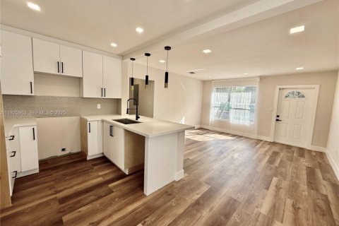 House in Davie, Florida 3 bedrooms, 120.68 sq.m. № 1986661 - photo 10