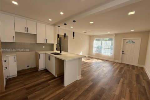 House in Davie, Florida 3 bedrooms, 120.68 sq.m. № 1986661 - photo 7