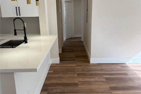 House in Davie, Florida 3 bedrooms, 120.68 sq.m. № 1986661 - photo 8