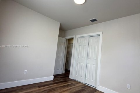 House in Davie, Florida 3 bedrooms, 120.68 sq.m. № 1986661 - photo 28