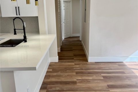 House in Davie, Florida 3 bedrooms, 120.68 sq.m. № 1986661 - photo 12