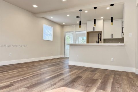 House in Davie, Florida 3 bedrooms, 120.68 sq.m. № 1986661 - photo 14