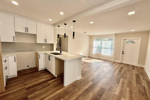 House in Davie, Florida 3 bedrooms, 120.68 sq.m. № 1986661 - photo 11