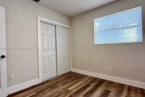 House in Davie, Florida 3 bedrooms, 120.68 sq.m. № 1986661 - photo 25