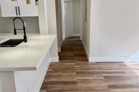 House in Davie, Florida 3 bedrooms, 120.68 sq.m. № 1986661 - photo 13