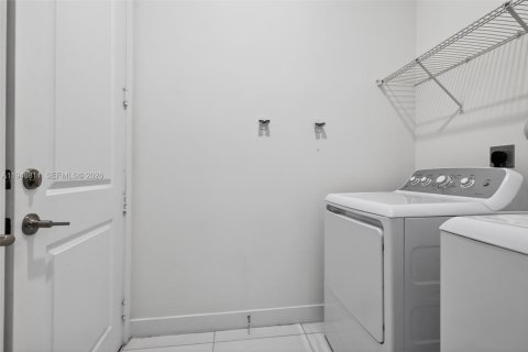 House in Miramar, Florida 4 bedrooms, 211.26 sq.m. № 2003598 - photo 14