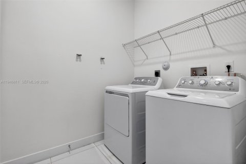 House in Miramar, Florida 4 bedrooms, 211.26 sq.m. № 2003598 - photo 13