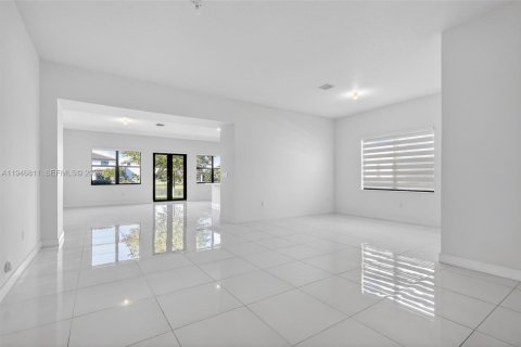 House in Miramar, Florida 4 bedrooms, 211.26 sq.m. № 2003598 - photo 17