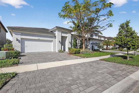 House in Miramar, Florida 4 bedrooms, 211.26 sq.m. № 2003598 - photo 3