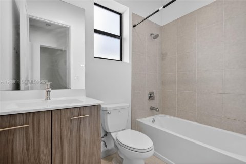 House in Miramar, Florida 4 bedrooms, 211.26 sq.m. № 2003598 - photo 9