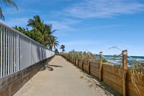 Condo in Hollywood, Florida, 3 bedrooms  № 2030963 - photo 21