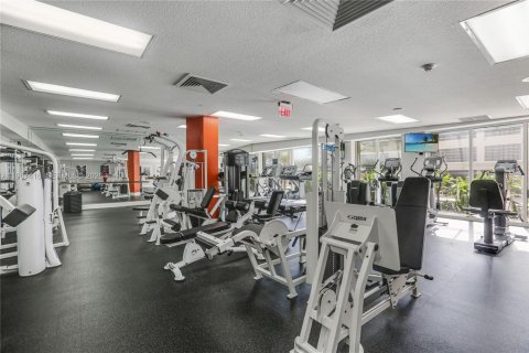 Condo in Hollywood, Florida, 3 bedrooms  № 2030963 - photo 25