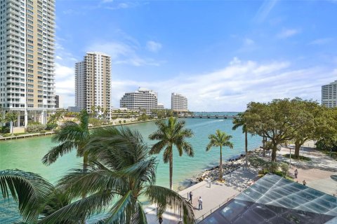 Condo in Miami, Florida, 2 bedrooms № 2186228 - photo 2