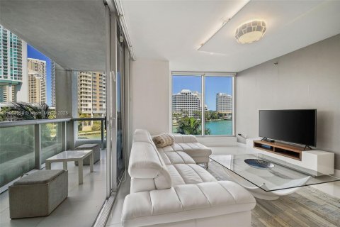 Condo in Miami, Florida, 2 bedrooms № 2186228 - photo 3