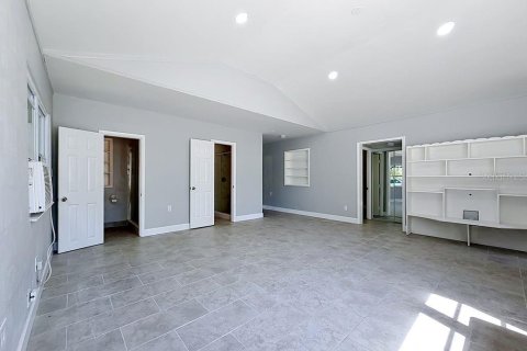 House in Orlando, Florida 2 bedrooms, 107.58 sq.m. № 2122025 - photo 12