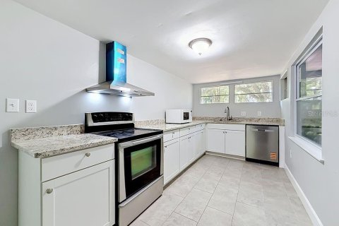 House in Orlando, Florida 2 bedrooms, 107.58 sq.m. № 2122025 - photo 3