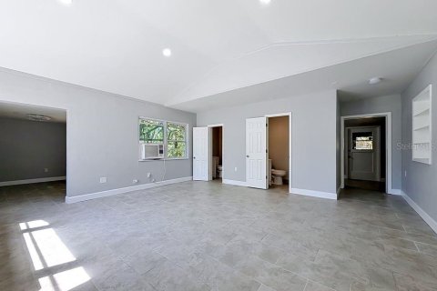 House in Orlando, Florida 2 bedrooms, 107.58 sq.m. № 2122025 - photo 11