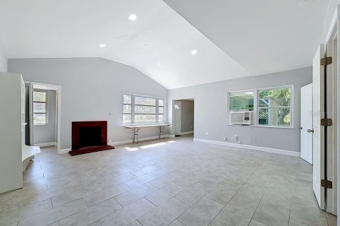House in Orlando, Florida 2 bedrooms, 107.58 sq.m. № 2122025 - photo 2