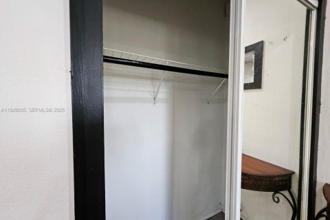 Casa en alquiler en Miami, Florida, 3 dormitorios № 1986369 - foto 16