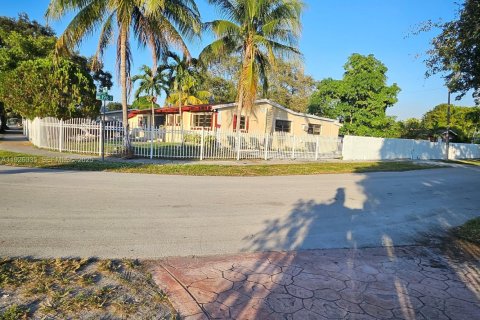 Casa en alquiler en Miami, Florida, 3 dormitorios № 1986369 - foto 2