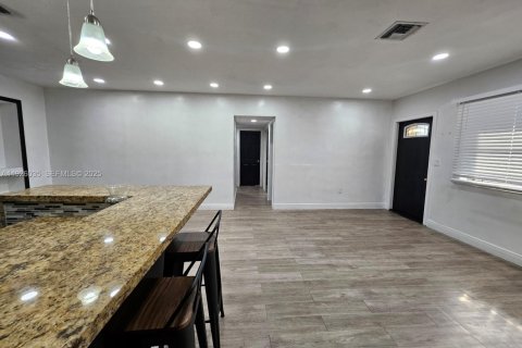 Casa en alquiler en Miami, Florida, 3 dormitorios № 1986369 - foto 7