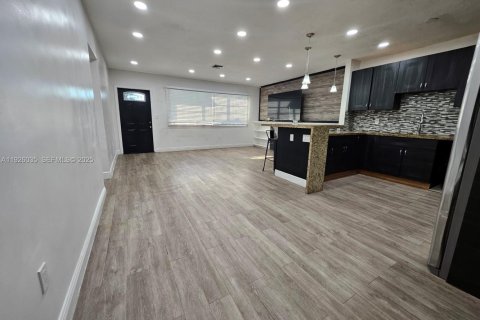 Casa en alquiler en Miami, Florida, 3 dormitorios № 1986369 - foto 4