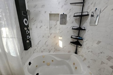 Casa en alquiler en Miami, Florida, 3 dormitorios № 1986369 - foto 14