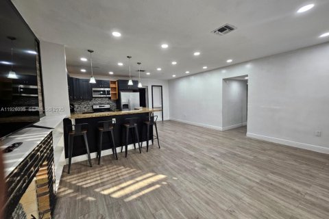 Casa en alquiler en Miami, Florida, 3 dormitorios № 1986369 - foto 5