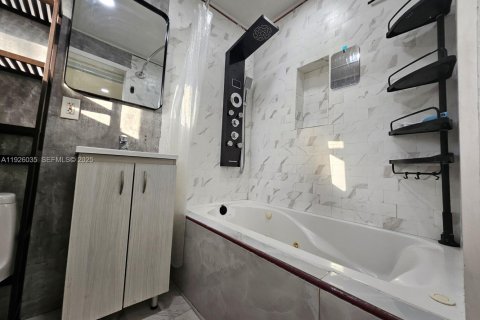 Casa en alquiler en Miami, Florida, 3 dormitorios № 1986369 - foto 13