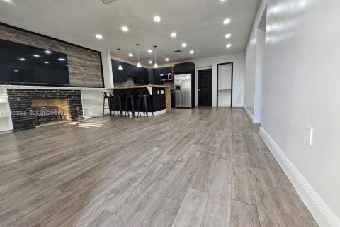 Casa en alquiler en Miami, Florida, 3 dormitorios № 1986369 - foto 3