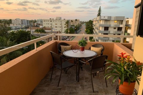 Condominio en Miami Beach, Florida, 2 dormitorios  № 2046887