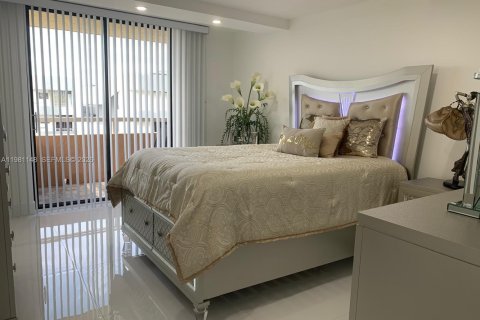 Copropriété à vendre à Miami Beach, Floride: 2 chambres, 104.42 m2 № 2046887 - photo 13