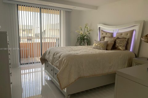 Copropriété à vendre à Miami Beach, Floride: 2 chambres, 104.42 m2 № 2046887 - photo 12