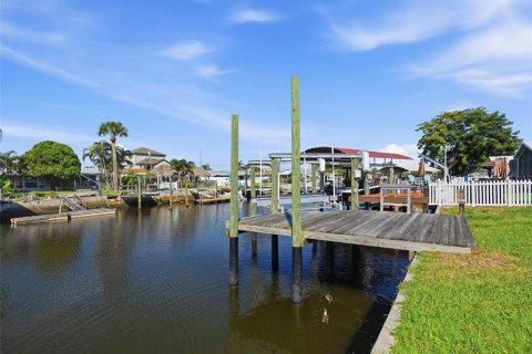 House in Hudson, Florida 2 bedrooms, 80.27 sq.m. № 2421599