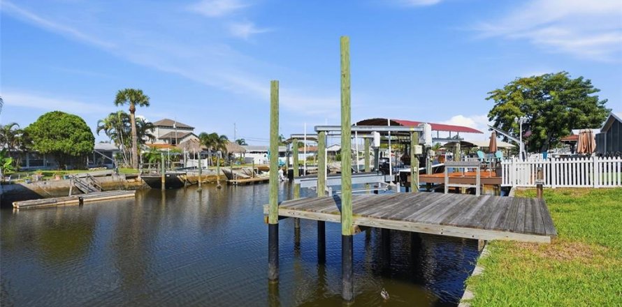 House in Hudson, Florida 2 bedrooms, 80.27 sq.m. № 2421599