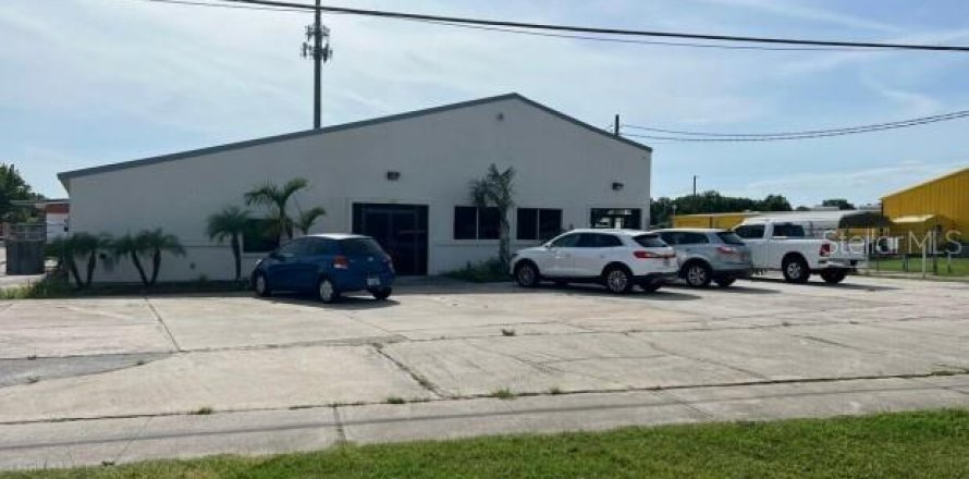 Commercial property in Kissimmee, Florida 1397.62 sq.m. № 2135543