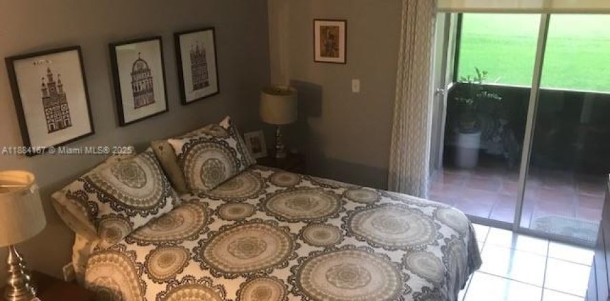 Condo in Miami, Florida, 3 bedrooms № 1931119
