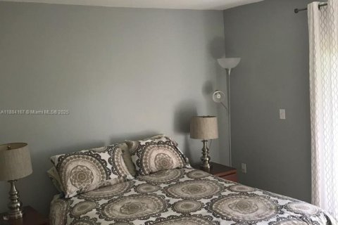 Condo in Miami, Florida, 3 bedrooms  № 1931119 - photo 2