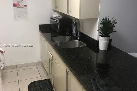 Condo in Miami, Florida, 3 bedrooms  № 1931119 - photo 12