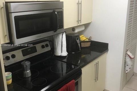 Condo in Miami, Florida, 3 bedrooms  № 1931119 - photo 10