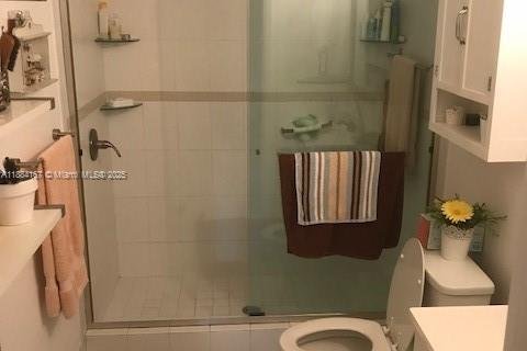 Condo in Miami, Florida, 3 bedrooms  № 1931119 - photo 5