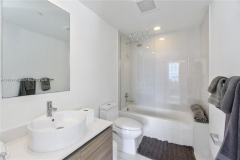 Condominio en venta en Miami, Florida, 1 dormitorio, 62.52 m2 № 2076892 - foto 12