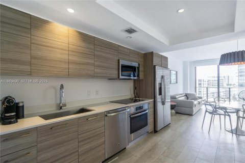 Condominio en Miami, Florida, 1 dormitorio  № 2076892