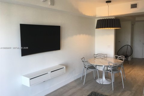 Condominio en venta en Miami, Florida, 1 dormitorio, 62.52 m2 № 2076892 - foto 3