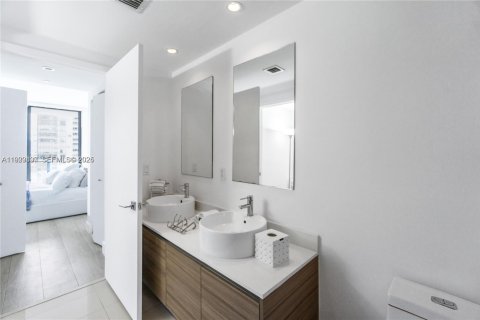 Condominio en venta en Miami, Florida, 1 dormitorio, 62.52 m2 № 2076892 - foto 11