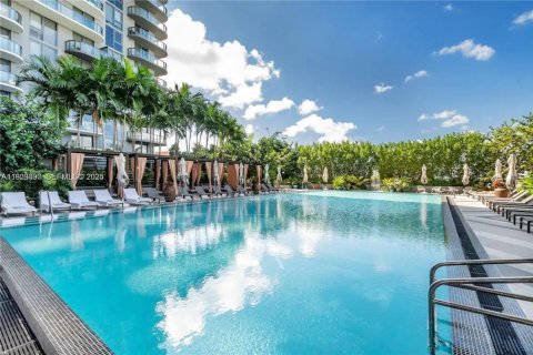 Condominio en venta en Miami, Florida, 1 dormitorio, 62.52 m2 № 2076892 - foto 16
