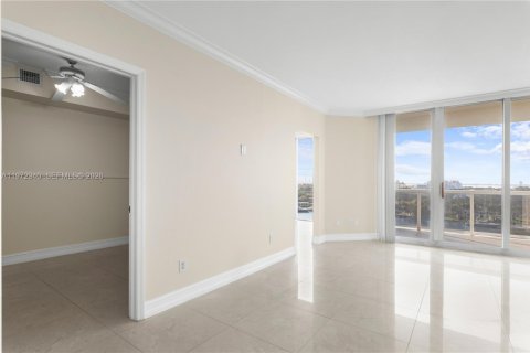 Condo in Miami Beach, Florida, 1 bedroom  № 2038752 - photo 16