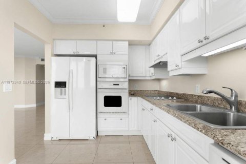 Condo in Miami Beach, Florida, 1 bedroom  № 2038752 - photo 2