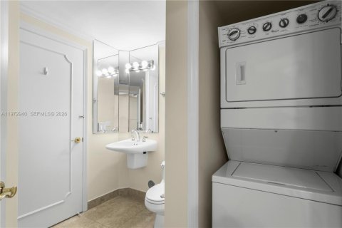 Condo in Miami Beach, Florida, 1 bedroom  № 2038752 - photo 10