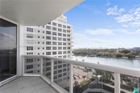 Condo in Miami Beach, Florida, 1 bedroom  № 2038752 - photo 13